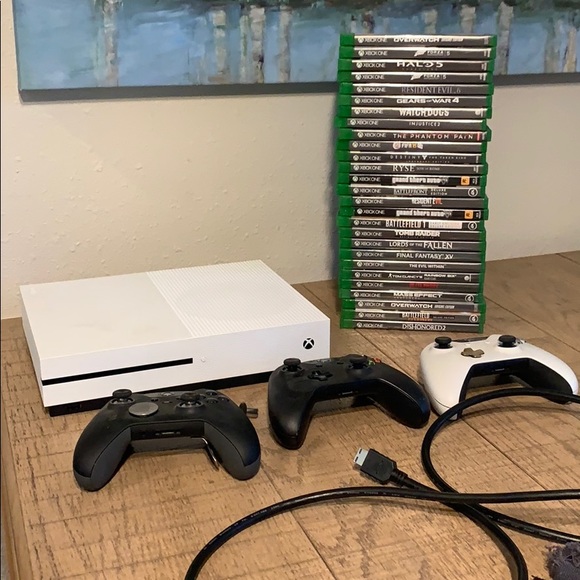 SOLD! XBOX 1S, 27 games, 2 controllers, 1 Elite - Picture 1 of 5